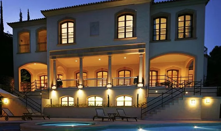 Fachada de villa de lujo en Mallorca con integración paisajística